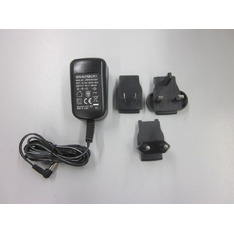 Adaptateur secteur universel externe, avec entrée universelle et adaptateurs de fiches d’entrée optionnels pour CH, EU, GB, USA