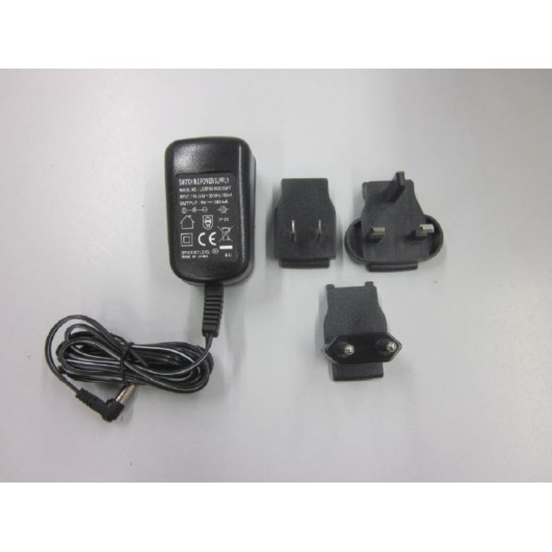 Adaptateur secteur universel externe, avec entrée universelle et adaptateurs de fiches d’entrée optionnels pour CH, EU, GB, USA